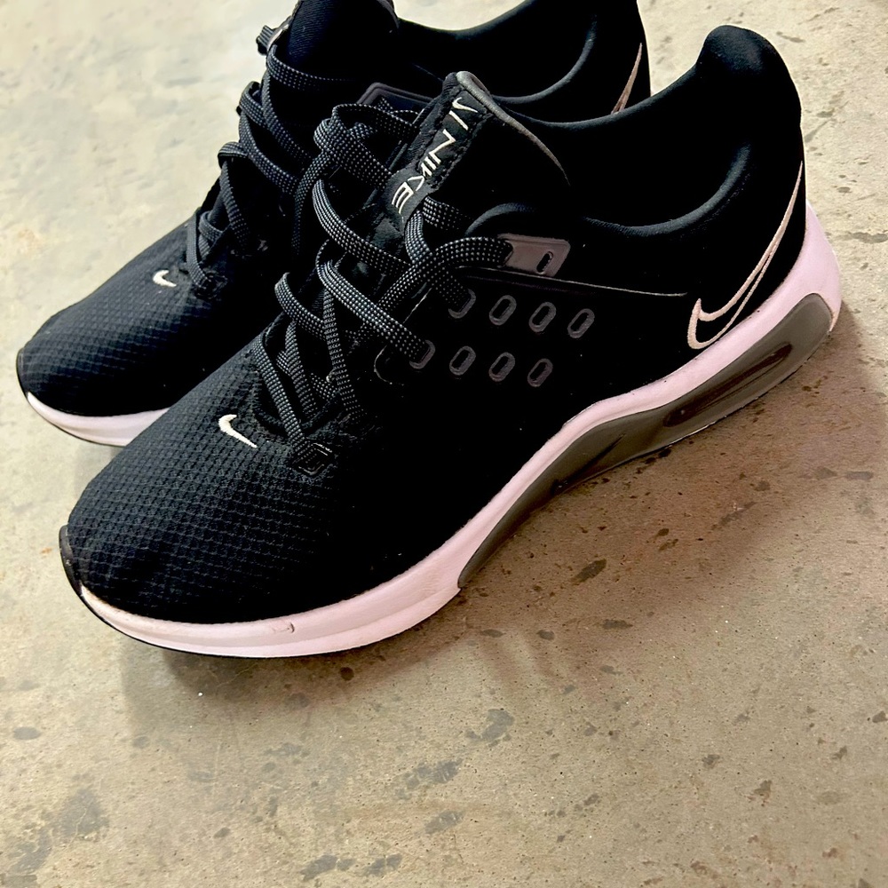 Nike Air Max. Woman size 11 / Men size 9.5. Good condition. Asking 40$